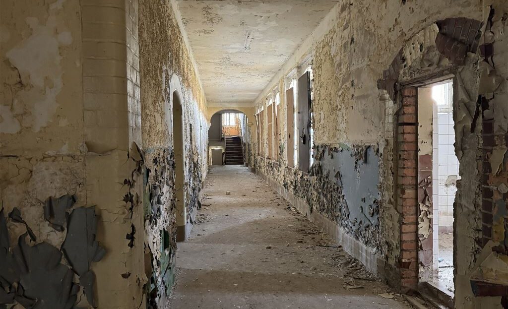 Flur im höheren Stockwerk in Gebäude V
